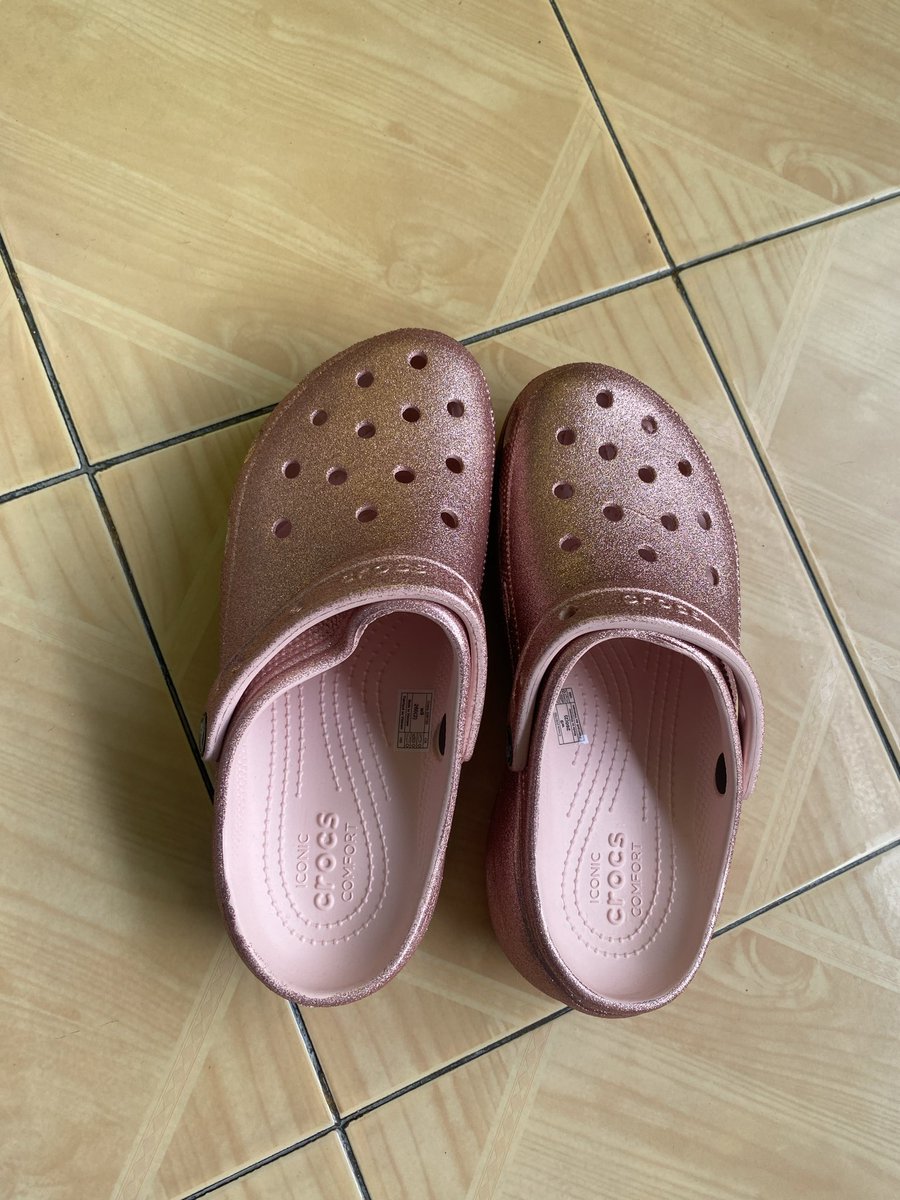 rikishiteru's tweet photo. crocs glitter pink ukuran 40, jual 130k aja, dm yaa https://t.co/ftGuRdf7HH