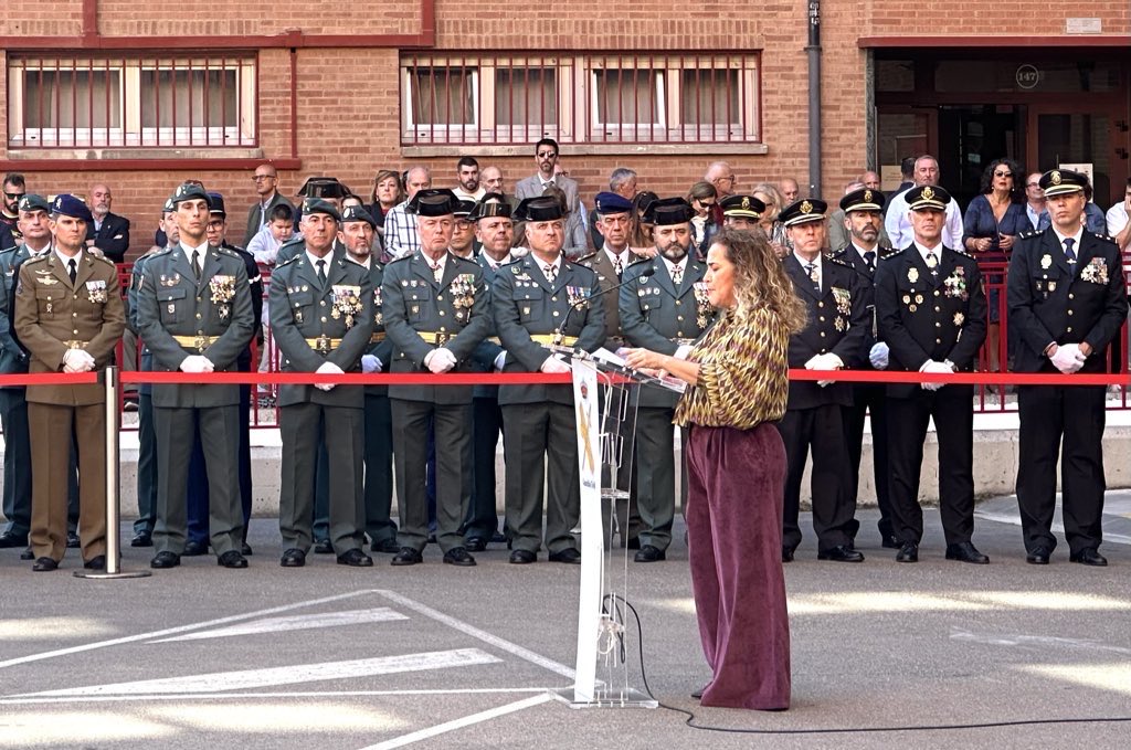DelGobenLaRioja's tweet image. ¡Feliz #FiestaNacional! 🇪🇸

La delegada del Gobierno en #LaRioja, @Beatrizarraiz, ha presidido en #Logroño el acto institucional.

👉🏻Actualmente, la región tiene 150 agentes más que en 2018, lo que remarca el compromiso real del Gobierno de España.