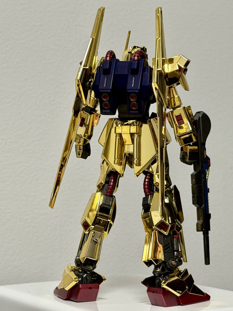 フレームを黒鉄色に、ネイビー部分はマットに。
ゲート処理はガンダムマーカーのレッドゴールドで。
部分塗装と墨入れ、指紋を拭いてw完成