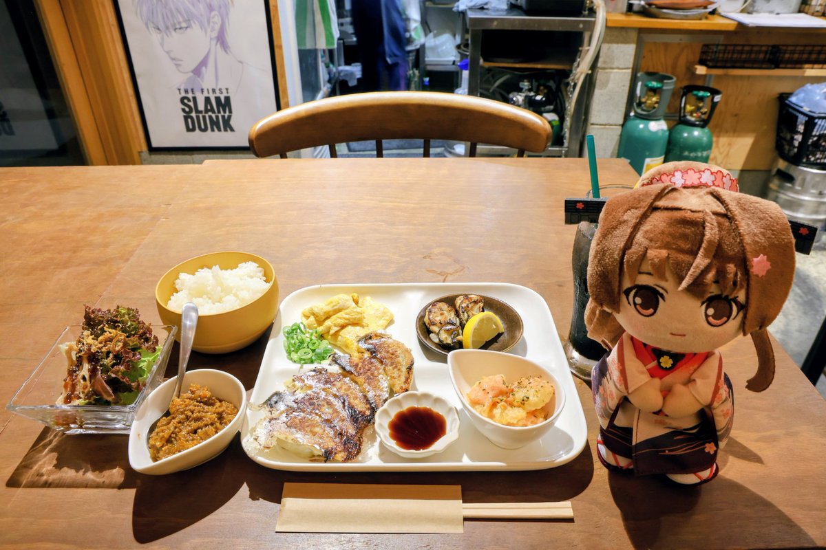 jimmy_8195's tweet photo. yamos さんで艦これコラボの餃子御膳とラ級レモンスカッシュ。プラス300円で「おばあちゃんのドライカレー」も付くとのコトで併せて注文。
#艦これ #yamos #呉遠征 https://t.co/x7igpGpU1k