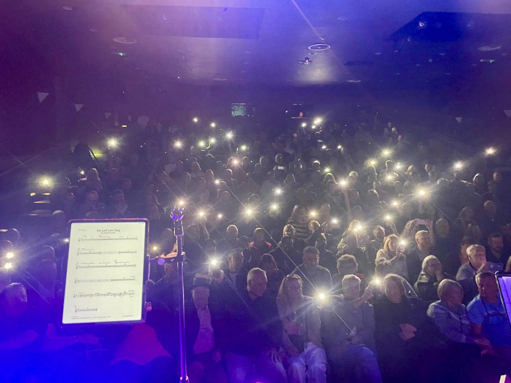 THANK YOU LEICESTER… what a welcome… you were amazing and in such good voice too! Thanks also to everyone at Little Theatre for looking after us so well… until next time!
😘😎👏👏🎶🙏❤️