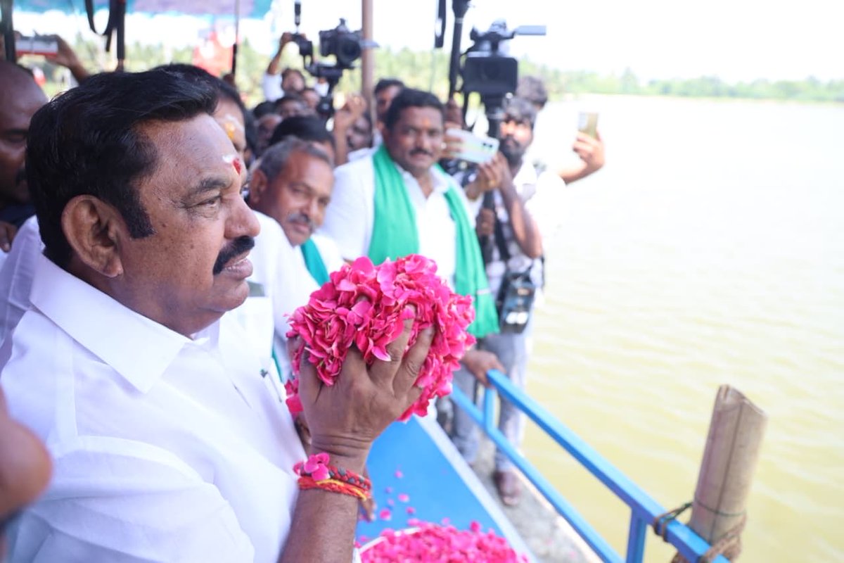 AIADMKOfficial's tweet image. மாண்புமிகு கழகப் பொதுச்செயலாளர் புரட்சித் தமிழர் @EPSTamilNadu அவர்கள் சேலம் புறநகர் மாவட்டம், எடப்பாடி சட்டமன்றத் தொகுதிக்கு உட்பட்ட பெரியசோரகை பகுதியில் உள்ள வைரவன் ஏரி மற்றும் சூரப்பள்ளி பகுதியில் உள்ள வாத்திப்பட்டி ஏரி ஆகிய ஏரிகள், மேட்டூர் அணை உபரி நீரைக் கொண்டு 100 ஏரிகள்…