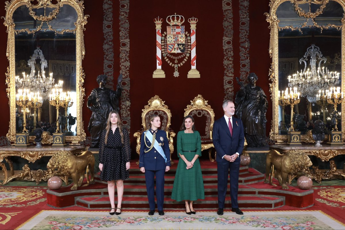 CasaReal's tweet image. Representantes de todos los niveles institucionales y diferentes sectores de la sociedad española han acudido a la tradicional recepción ofrecida en el Palacio Real de Madrid con motivo del #DíaDeLaFiestaNacional 

📽️ Vídeo en CasaRealTV: youtube.com/live/lWKvgcnDD……