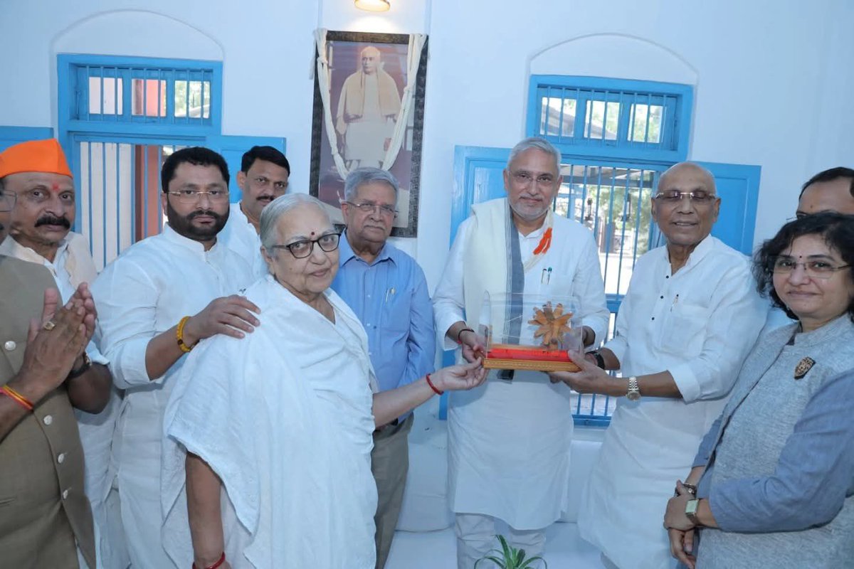 MLAJagdish's tweet image. આજે દક્ષિણ ગુજરાતના પ્રવાસ દરમ્યાન બારડોલી સ્થિત લોહપુરુષ સરદાર વલ્લભભાઈ પટેલના નિવાસસ્થાન &apos;સ્વરાજ આશ્રમ&apos;ની મુલાકાત લઈને શ્રદ્ધાંજલિ અર્પણ કરી.

સ્વરાજની લડત સમયે સ્વાતંત્ર્ય-સેનાનીઓ માટે વિચાર-વિમર્શનું કેન્દ્ર અને બારડોલી સત્યાગ્રહની લડતનો શક્તિસ્રોત રહેલો આ &apos;સ્વરાજ આશ્રમ&apos;…