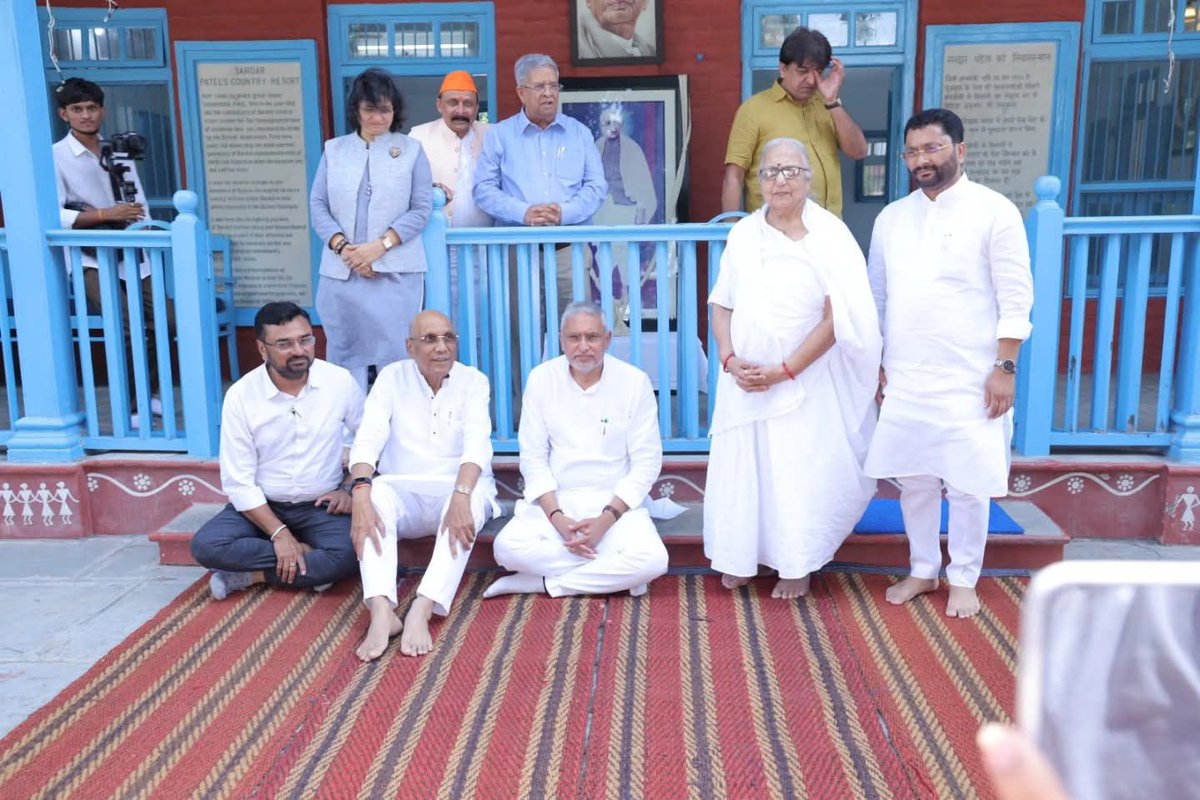 MLAJagdish's tweet image. આજે દક્ષિણ ગુજરાતના પ્રવાસ દરમ્યાન બારડોલી સ્થિત લોહપુરુષ સરદાર વલ્લભભાઈ પટેલના નિવાસસ્થાન &apos;સ્વરાજ આશ્રમ&apos;ની મુલાકાત લઈને શ્રદ્ધાંજલિ અર્પણ કરી.

સ્વરાજની લડત સમયે સ્વાતંત્ર્ય-સેનાનીઓ માટે વિચાર-વિમર્શનું કેન્દ્ર અને બારડોલી સત્યાગ્રહની લડતનો શક્તિસ્રોત રહેલો આ &apos;સ્વરાજ આશ્રમ&apos;…