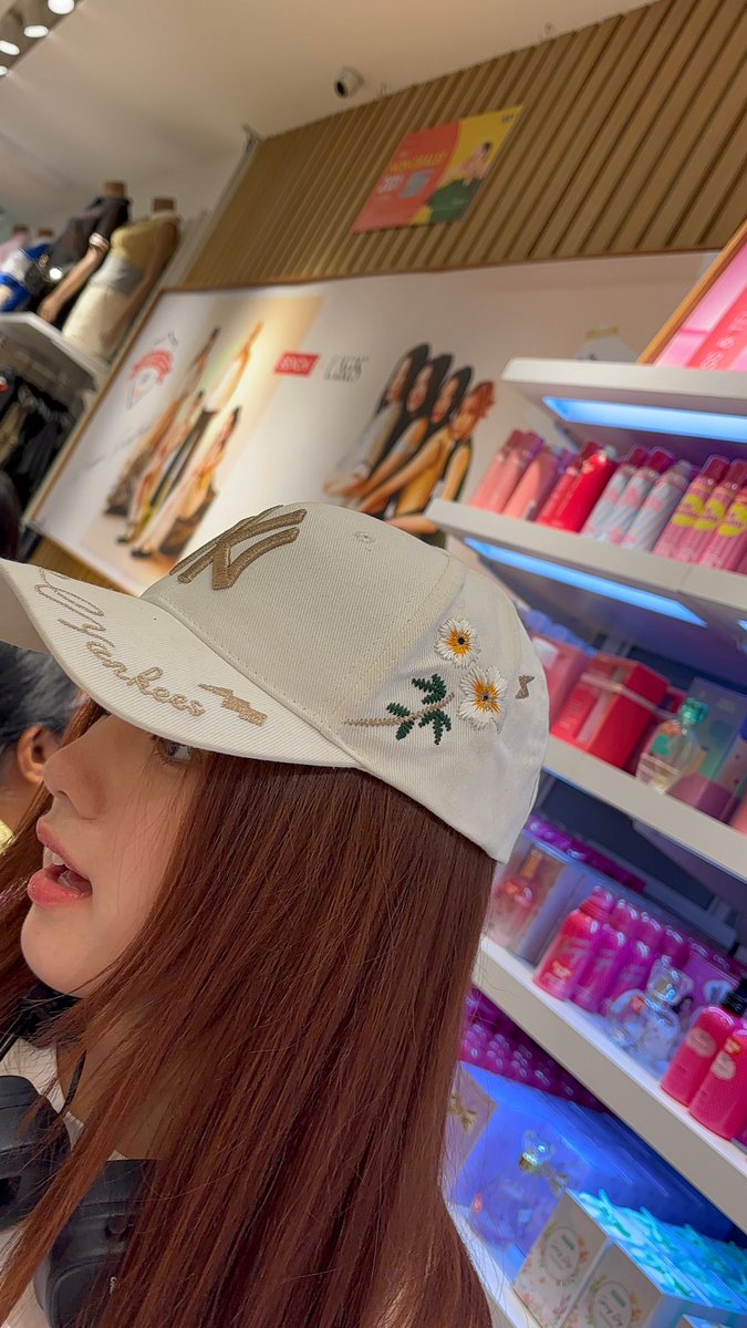 RonnieStar_'s tweet image. Ellie: Who is this?

I spy a bunny shopping at Bench 🫣✨🐰

🩷✨

#UNIS #유니스
#ELISIA #엘리시아