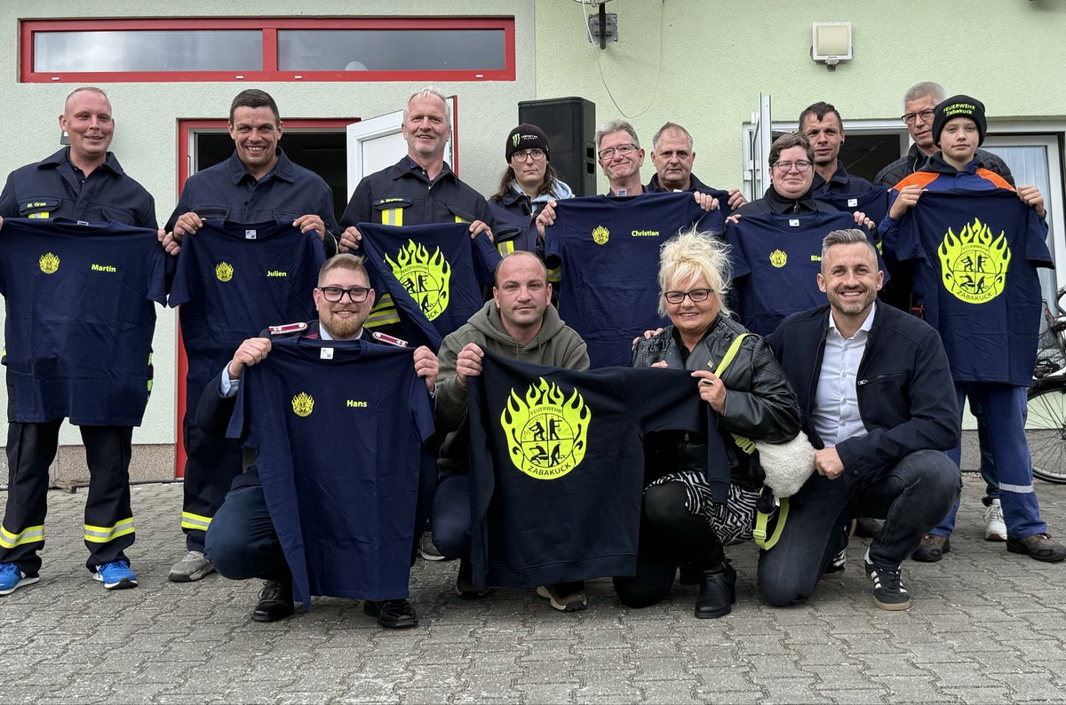 Freiwillige Feuerwehren - DANKE für Euren Einsatz! 

Die Kameraden der freiwilligen Feuerwehr in Zabakuck brauchten neue Kleidung, also haben der AfD-Kreisverband Jerichower Land und ich Ihnen für circa 500 Euro neue Shirts und Pullover besorgt, natürlich standesgemäß für jeden