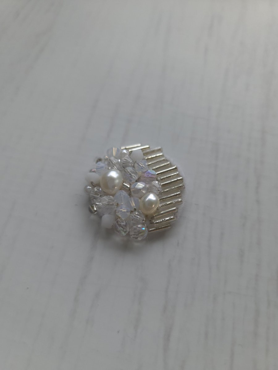 SWAROVSKIの輝きを✨ 大人可愛いヘアゴムです❣️ 一つ一つ丁寧に制作