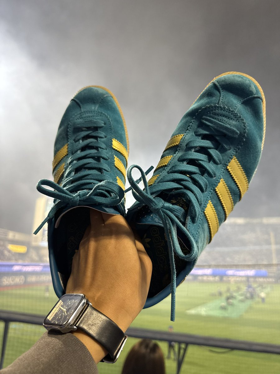 quickfool's tweet image. 第787回社畜休日靴日記
10/12 adidas BERN size?別注
Vampire Weekend
今年のフジロックで買ったのはこのヴァンパイア・ウィークエンドのロンTのみ。エライ！
そしてCSの歴史に残る激闘&amp;amp;サヨナラ勝ちを現地で。石上、林、度会、蛯名エライ！
素晴らしい日曜日！

#社畜休日靴日記
#社畜休日Tシャツ日記