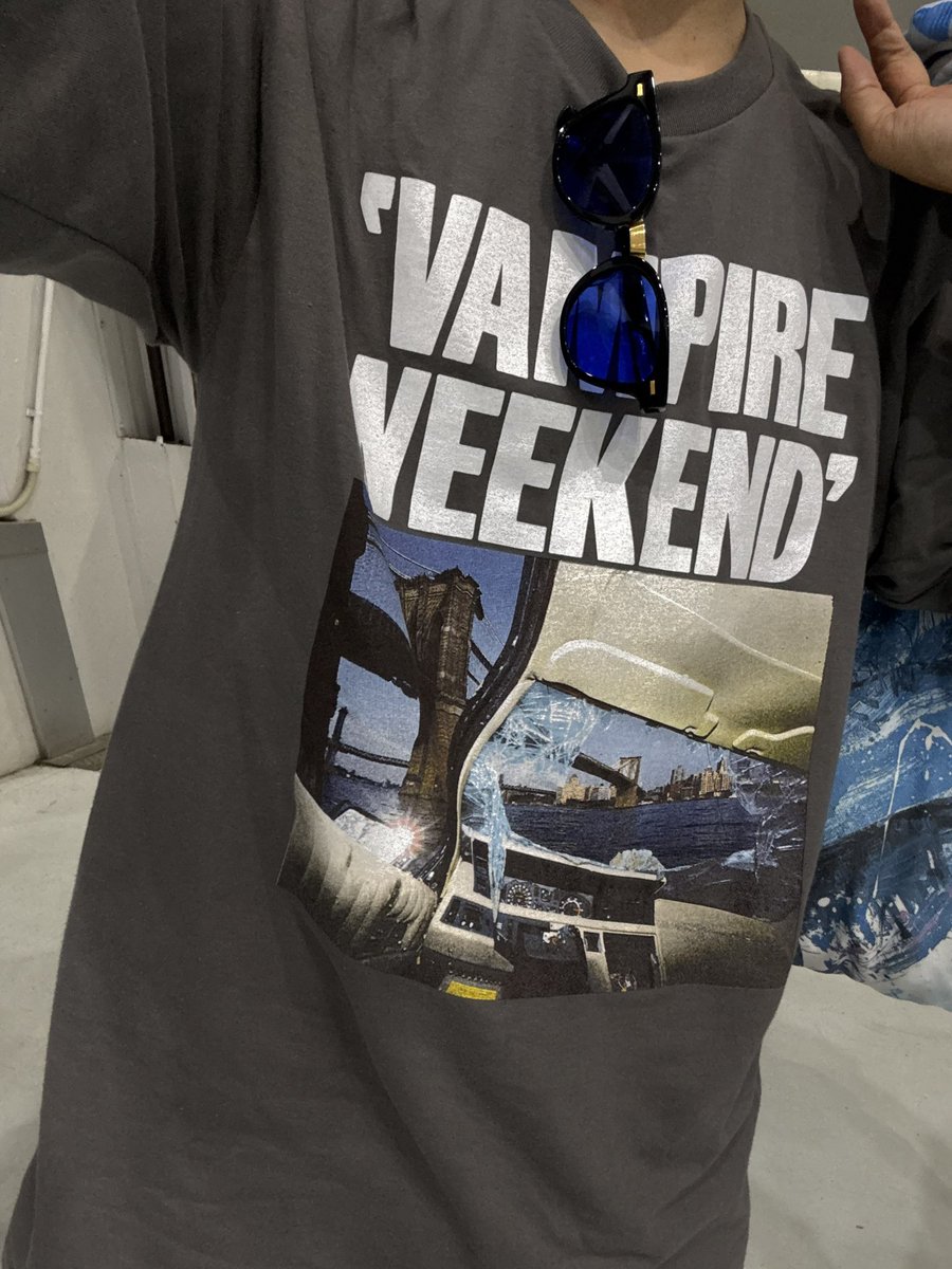 quickfool's tweet image. 第787回社畜休日靴日記
10/12 adidas BERN size?別注
Vampire Weekend
今年のフジロックで買ったのはこのヴァンパイア・ウィークエンドのロンTのみ。エライ！
そしてCSの歴史に残る激闘&amp;amp;サヨナラ勝ちを現地で。石上、林、度会、蛯名エライ！
素晴らしい日曜日！

#社畜休日靴日記
#社畜休日Tシャツ日記