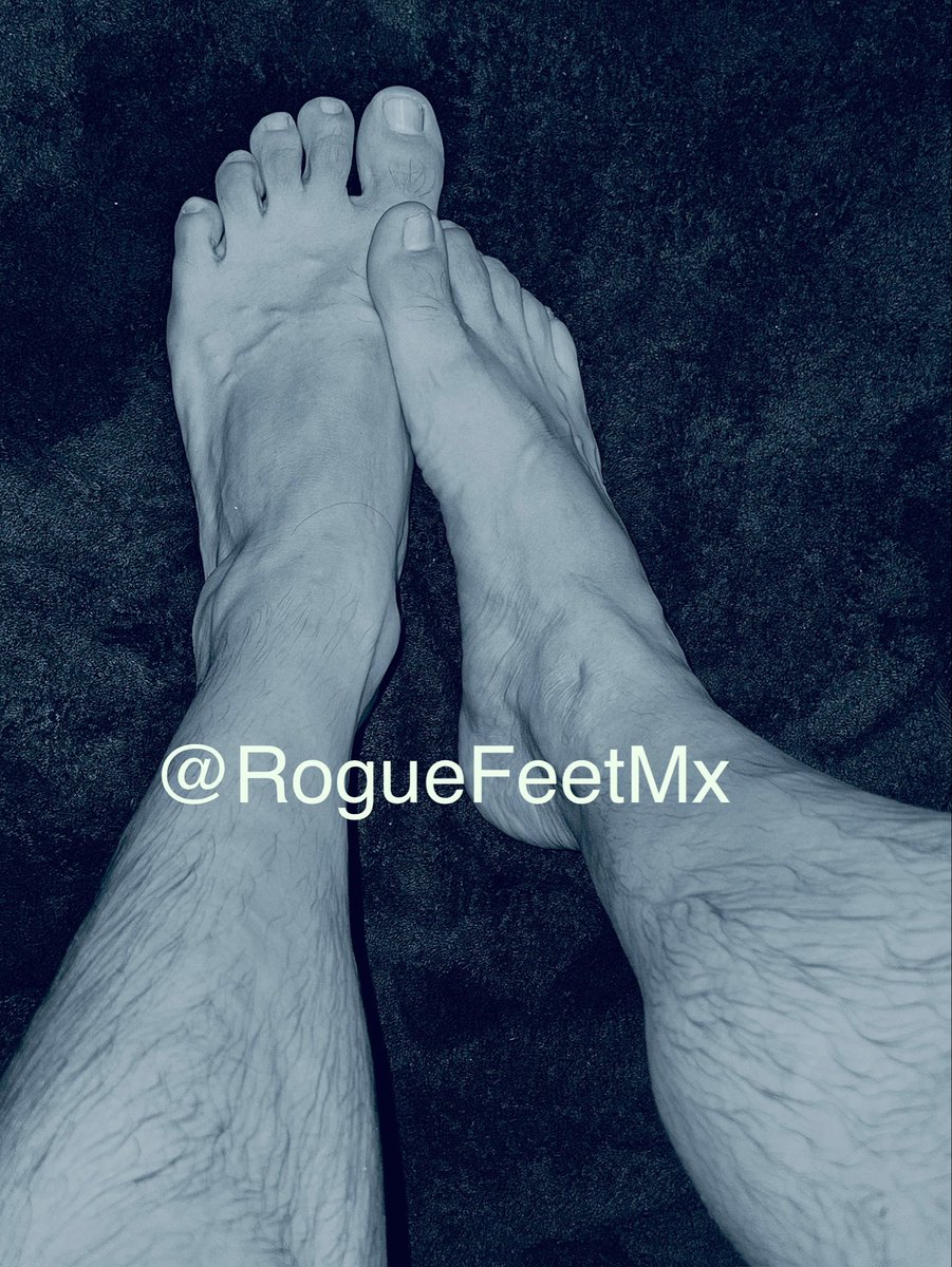 RogueFeetMx's tweet photo. Come down and sniff daddy’s feet 🦶 

#runnerstyle #footmodel #malefeetworship https://t.co/c6mC1NpbLR