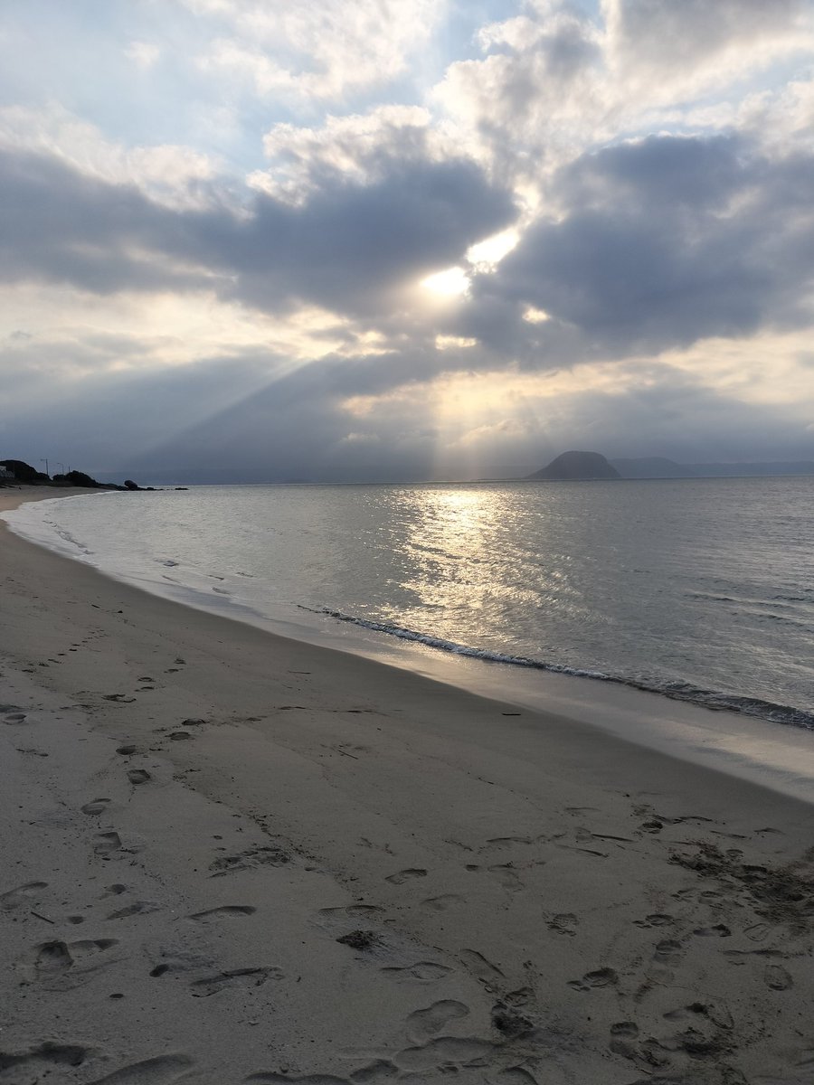 seadolphindog's tweet photo. 今日は職場の人達と昼から夕方までバーベキューをしてました✨
途中少し曇ってたけど、近くの海がキレイだったので思わず写真を撮りました♪ https://t.co/Vlwy1e8MLU