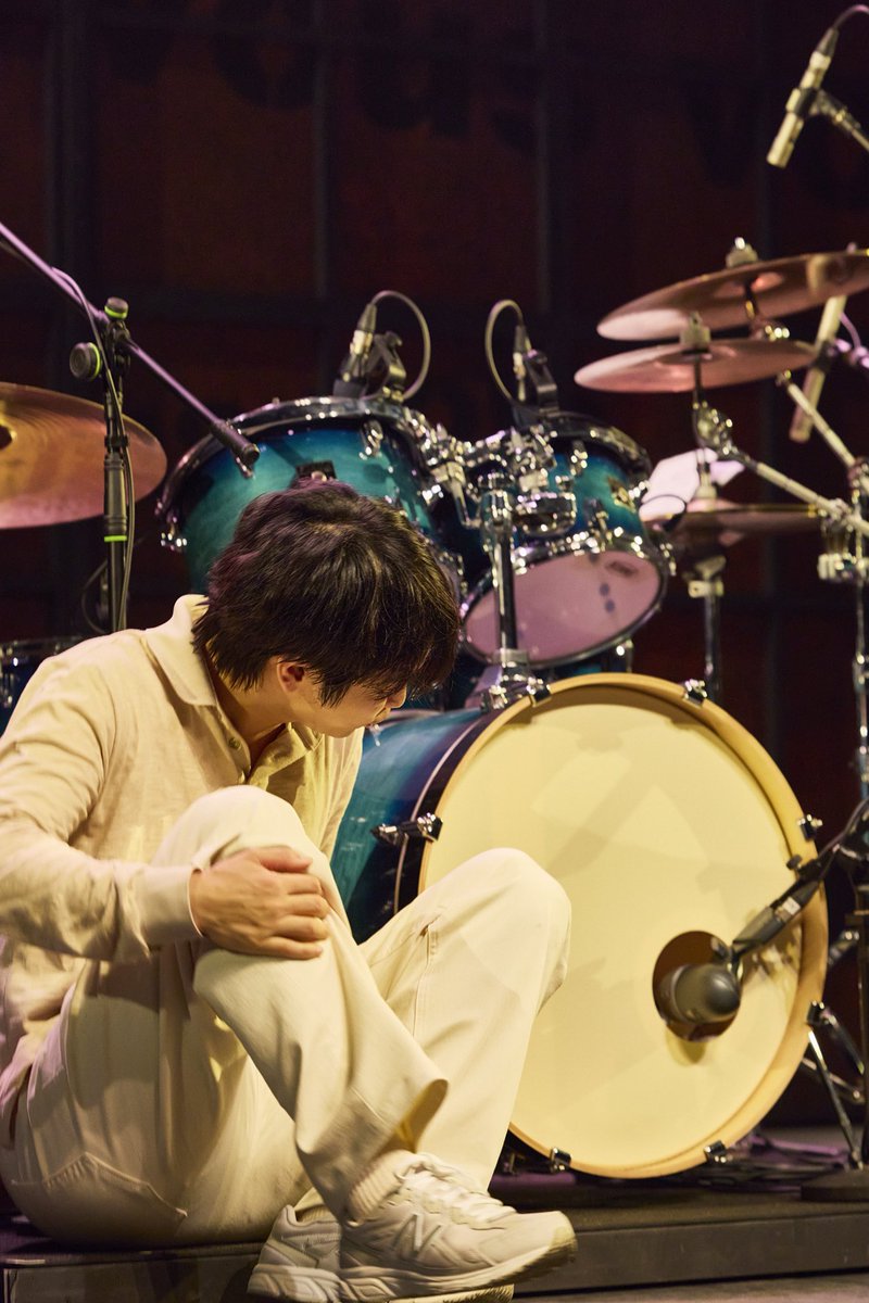 안녕하세요.
연극 〈온 더 비트〉의 마지막 밤이 찾아왔습니다.

2022년 초연부터 앵콜,
그리고 2025년의 3연까지
뜨겁게 아드리앙을 사랑해주신 관객 여러분께
깊이 감사드립니다.

자꾸만 좁혀오던 벽이 언젠가는 사라지고,
더 넓은 세상의 환대 속에서
뜨거운 연주로 화답할 아드리앙을 꿈꾸며