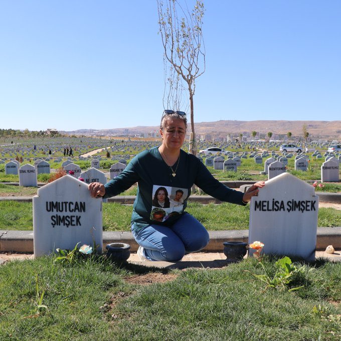 tekhabermerkezi's tweet photo. Sivas'ta tanımadıkları bir şahıs tarafından boğazları kesilerek öldürülen Umutcan ve Melisa'nın annesi Ayşegül Şimşek:
"Belki de asıl hedef bendim. Yalnız kalmak istemiyorum, herkes mahkemeye gelsin."
#ÖLDÜRÜLDÜ #binanceboykot #Kovacan #Haklı #THM https://t.co/aKMs2PivJ5