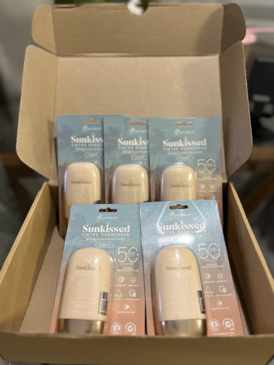 lemphy's tweet image. Got the goods from Barefaced! Triny ko agad. Dewy and madali sya iblend. Thank you Aza for introducing this product to us..

#purchAzed | Az Martinez