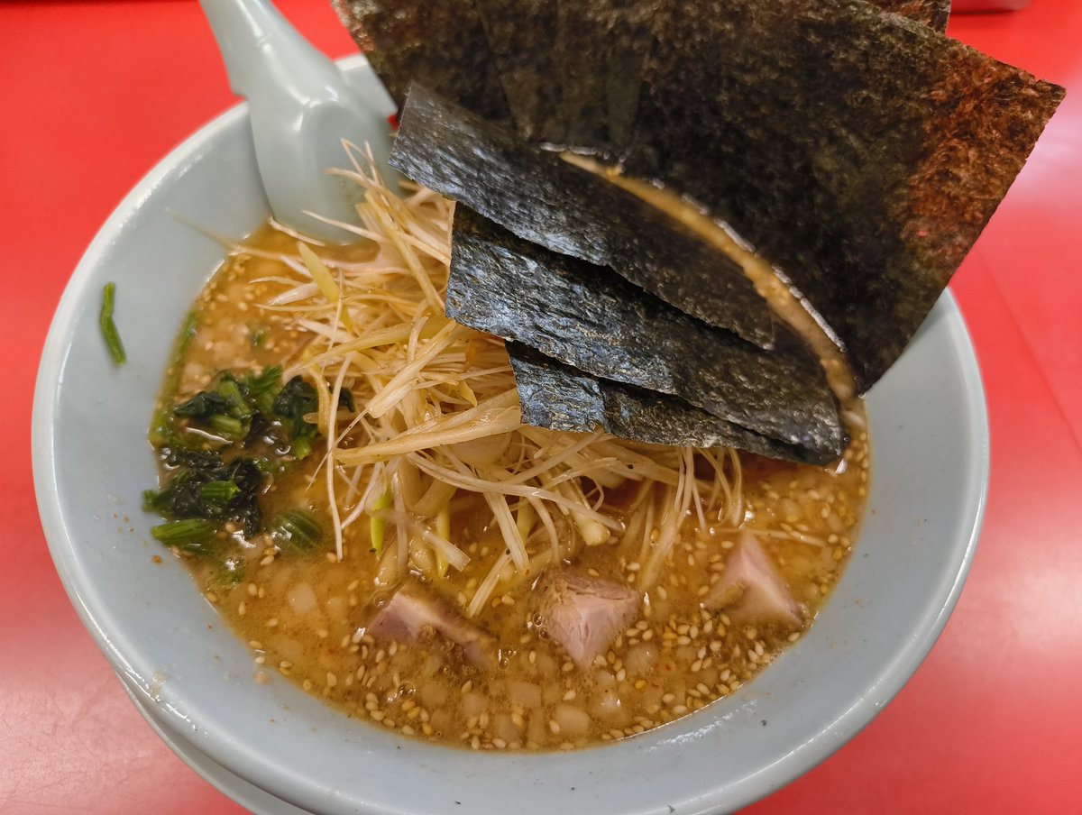 おいしいラーメン見つけた
山岡家で見つけた
太くて強くてまっすぐ　
麺の力であふれる元気
みんなでいただきます
癖になる味　ラーメンの山岡家 

うれしいラーメン見つけた
山岡家で見つけた
とんこつ　ぐつぐつ　じっと待つ
スープの優しさ　あふれる幸せ
みんなでいただきます
癖になる味　ラーメ