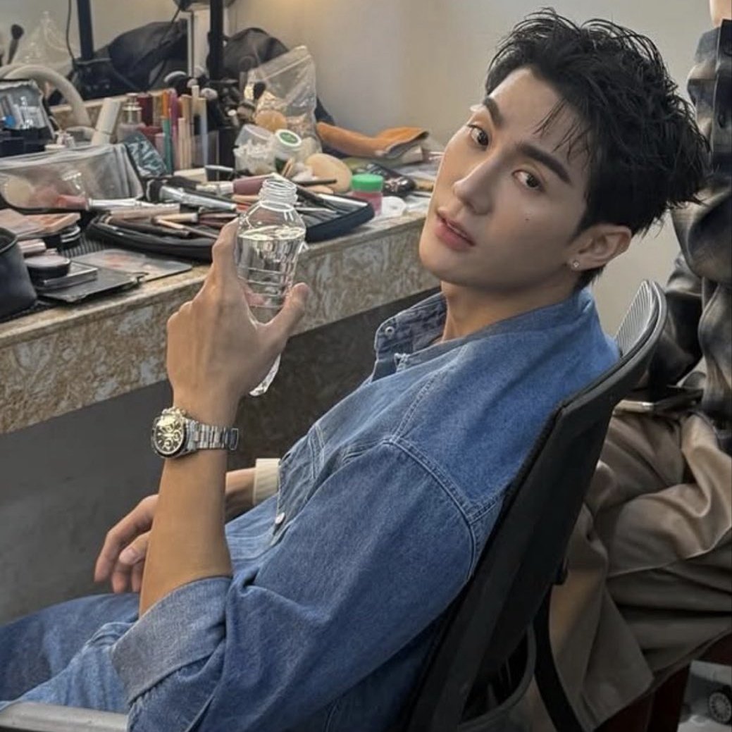 อยากตายทุกทีเวลามีคนบอกว่าฟอสตัวจริงหล่อกว่าในรูป คือเลยหรออออ???? ฮีหล่อได้กว่านี้อีกหรอ เป็นไปได้หรอ ㅜㅜ บ้าแล้ว อยากเห็นพี่กับตาเนื้อก่อนตายสักครั้งว่ะ