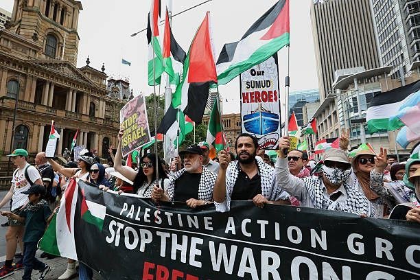 QudsNen's tweet photo. Massive crowds marched on Sunday in Sydney, Australia, in solidarity with the people of Gaza after two years of Israeli genocide. https://t.co/hQPILLcDY5
