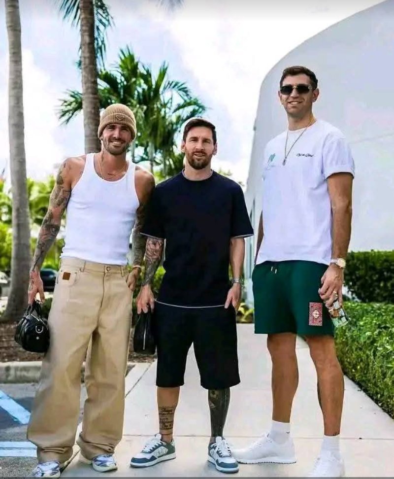 AJojebMediaNetw's tweet photo. Voici trois (3) joueurs argentins : 
• Emiliano Martinez, Léonel Messi et Rodrigo De Paul.
Est-ce que la sélection d'Argentine de football va remporter la Coupe du Monde 2026 ?
@AJojebMediaNetw https://t.co/UiWuVPOcWd