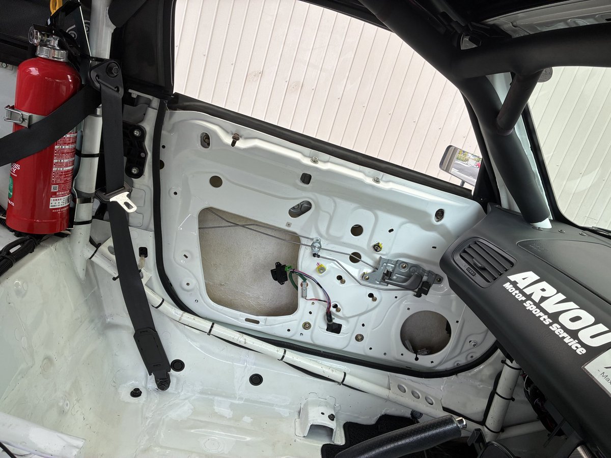 シーズンインに向けて少しずつ準備を進めていきます
とりあえず今日は助手席と内装を外して荷物の積載場所を確保しました
これでガレージジャッキ2台と発電機が室内に積めます
軽量化が目的ではありません