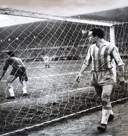 💭DÜŞÜNCE  ✍️ Nadir Aşçı

Bir Plonjon Bir Degajman

Bilgisayarımın, yazı boyunca degaj kelimesinin altını çizmesinden, degajman kelimesine dokunmamasından anlayacağım üzere, degaj, anlam bozulmasına yol açıyor. Fakat biz TRT’nin usta spikerlerinden bu kelimeyi böyle öğrendik.