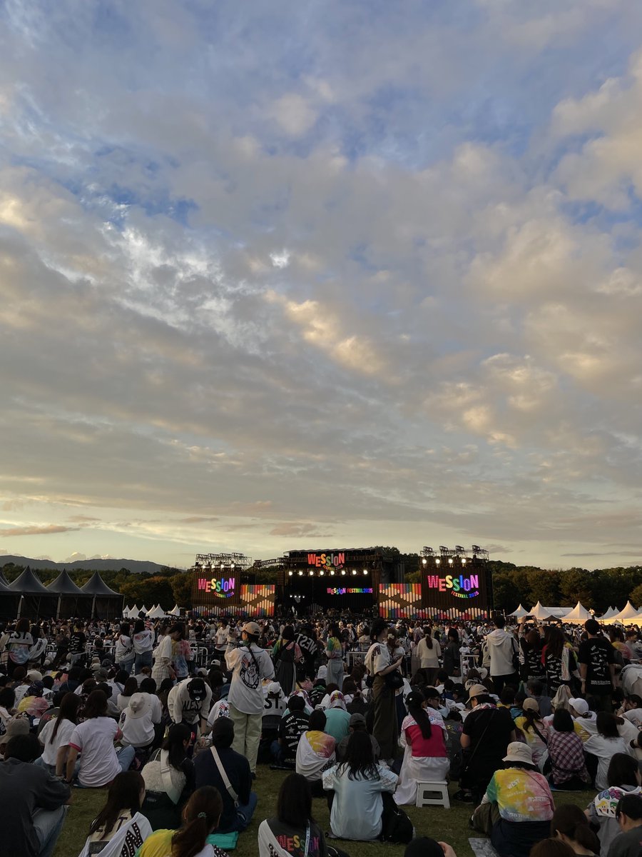 1Emvi6's tweet image. いい気候になりました🫶
アイナは可愛いかつかっこよかったし、
10月の涼しくなった夕暮れに聴く『いつか』は最高すぎた。

残すはサンボとWEST.のみ！！
やっと全員優勝タオル買えたので、全力で全員優勝します！！

この時期の野外最高ですね😚🤝
#WESSIONFESTIVAL2025
