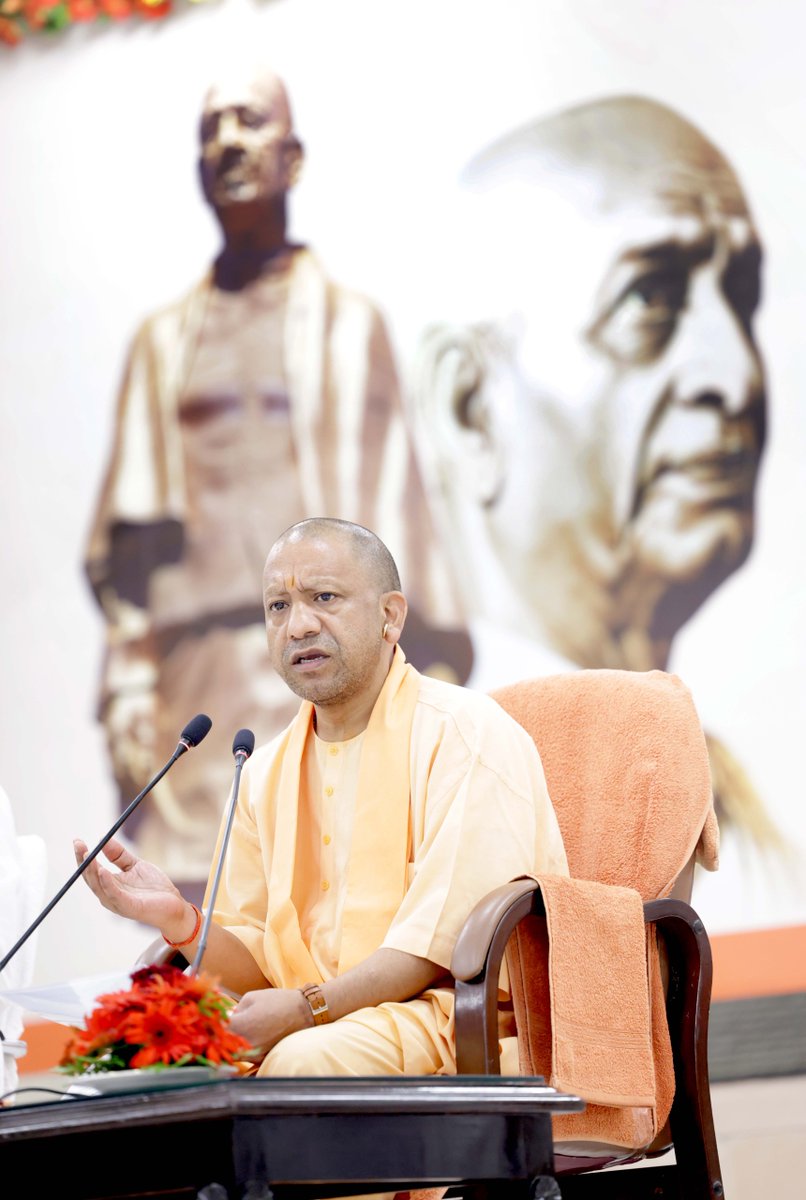 CMOfficeUP's tweet image. #UPCM @myogiadityanath ने आज जनपद लखनऊ स्थित अपने सरकारी आवास में राष्ट्रीय एकता एवं अखंडता के प्रतीक, भारत रत्न, लौह पुरुष सरदार वल्लभभाई पटेल जी के 150वीं जयंती वर्ष के उपलक्ष्य में &apos;सरदार @ 150 यूनिटी मार्च&apos; के संबंध में पत्रकार वार्ता की।

मुख्यमंत्री जी ने कहा कि प्रदेश के…