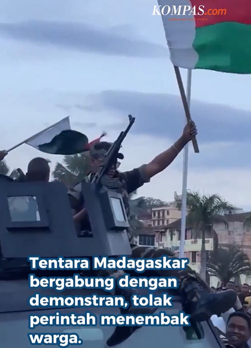 Tak terasa bulir bening mengalir dari mataku. Masih ada tentara bernurani di dunia ini.