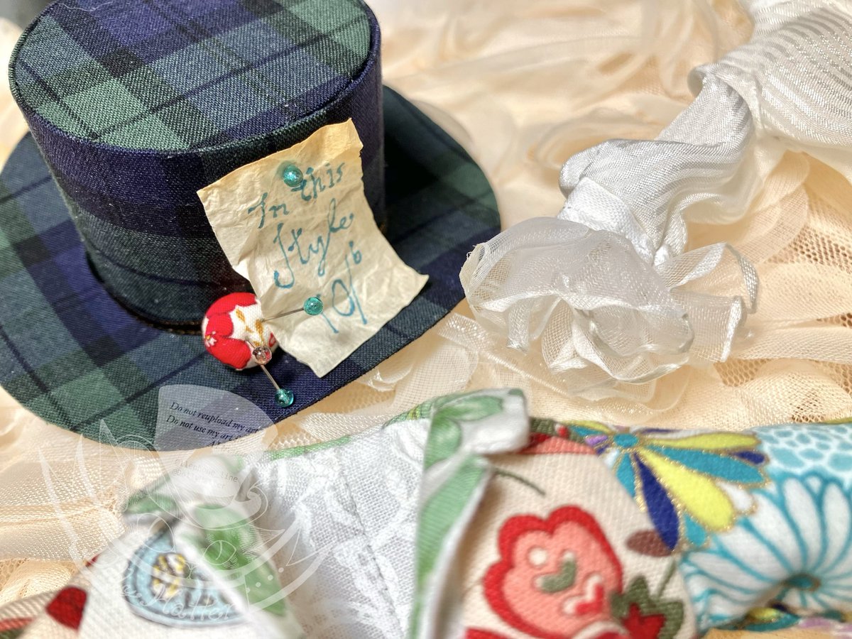 販売版はこちら。
セット内容は、
・帽子
・ジャケット
・シャツ
・ベスト
・パンツ
・蝶ネクタイ
の、6点。
ジャケットとパンツは総裏地。重ね着した時の袖口がこだわりポイント。
帽子のリボンは長めにとっているので、お好みでカットしてください。
価格は悩み中。決まり次第、お伝えします。🙇