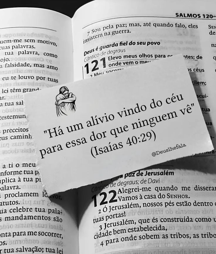 cordeirodavida_'s tweet photo. Palavra de Hoje: Fale com Deus. 

Os olhos do Senhor repousam sobre os justos, e os seus ouvidos estão abertos ao seu clamor.

- Salmos 34:15

Deus anseia que falemos com Ele, estejamos felizes ou tristes, com coragem ou sem forças para continuar. Talvez você se sinta triste ou desanimado hoje e não saiba como superar aquela tristeza que sente no coração. Quem sabe, um problema totalmente inesperado tenha surgido em sua vida e seu ânimo desabou. A Bíblia te orienta a levar seus fardos a Deus:

Lance os seus cuidados sobre o Senhor e Ele o susterá; jamais permitirá que o justo seja abalado.

- Salmos 55:22

Ou você pode estar alegre e feliz com as circunstâncias da sua vida. Talvez, agora você se acha a pessoa mais abençoada do mundo e sente uma vontade constante de cantar e dançar. Eleve orações de louvor e gratidão!

Deem graças ao Senhor, porque Ele é bom, porque a sua misericórdia dura para sempre.

- 1 Crônicas 16:34

Seja qual for o seu humor neste momento, não se esqueça Daquele que te ama mais do que ninguém: Deus. Converse com Ele, compartilhe suas alegrias e também suas tristezas. Peça orientação sobre as decisões que você deve tomar. Agradeça pelas coisas boas da sua vida.

Ao orar ou conversar com Deus você poderá expressar seus sentimentos, ouvir sua voz e sentir Sua presença em meio ao que acontece com você. Não deixe esse dia terminar sem reservar um tempinho para conversar com Deus.

Confie nele em todo tempo, ó povo; derrame diante dele o seu coração. Deus é o nosso refúgio.

- Salmos 62:8