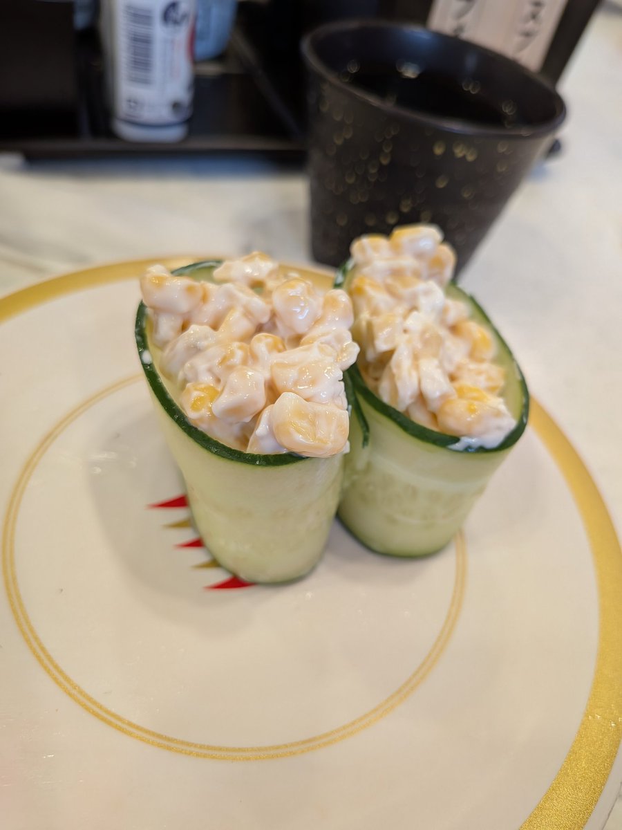 すいかは握力がないので持ち上げた瞬間、見事にシャリ落としました🥢