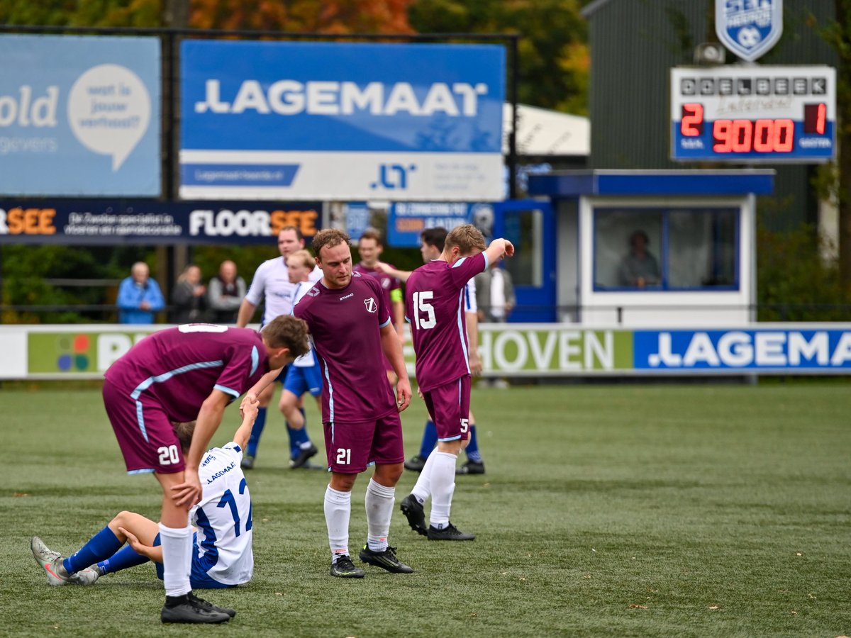 ℕ𝔸𝔹𝔼𝕊ℍ𝕆𝕌𝕎𝕀ℕ𝔾 📝+📷 | Gehavend AGOVV lijdt pijnlijke nederlaag 

Het door blessureleed geteisterde AGOVV is zaterdagmiddag tegen een pijnlijke nederlaag aangelopen. Hekkensluiter <a href="/vvSEH/">v.v. S.E.H. ⚽️</a> droeg de rode lantaarn over aan AGOVV na een 2-1 uitslag.

agovv.nl/113/39107/uits…