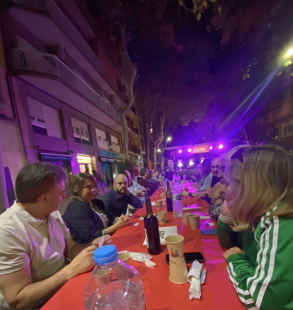 Ahir, al sopar de la Festa Major de l’Esquerra de l’Eixample, vam posar punt final a la celebració dels 50 anys de l’associació de veïns i veïnes.
Un sopar ple de retrobaments i d’orgull veïnal, que reflecteix la força i el compromís d’aquesta organització.