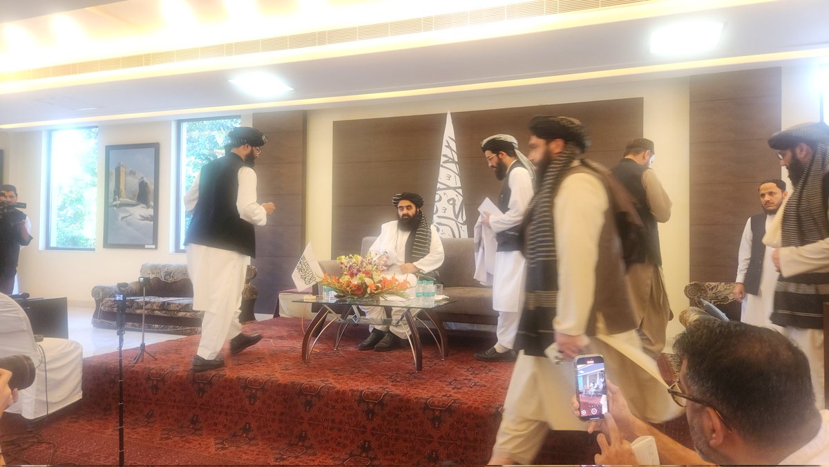 suhasinih's tweet image. Taliban FM Muttaqi says in talks, EAM Jaishankar has agreed to set up embassy in Kabul,India to accept Taliban diplomats in Delhi. 
Significantly press conference at embassy on Delhi&apos;s Shantipath with Taliban&apos;s Islamic Emirates flag brought in, while Republic flag flies outside
