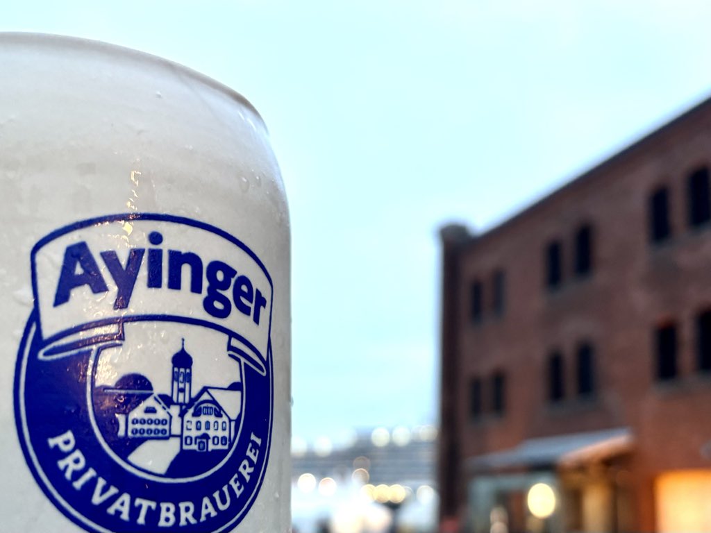 ochanosusume's tweet photo. 横浜オクトーバーフェストでは、陶器でビールを楽しめる店舗もあります。写真は、Ayingerの無濾過BEER・キルタビアです。陶器マグで飲むビールもなかなか良い。

#Ayinger
#KirtaBeer
#KirtaBier
#無濾過ビア
#横浜オクトーバーフェスト2025
#オクトーバーフェスト
#横浜赤レンガ倉庫 https://t.co/PUGsd2Xu3F