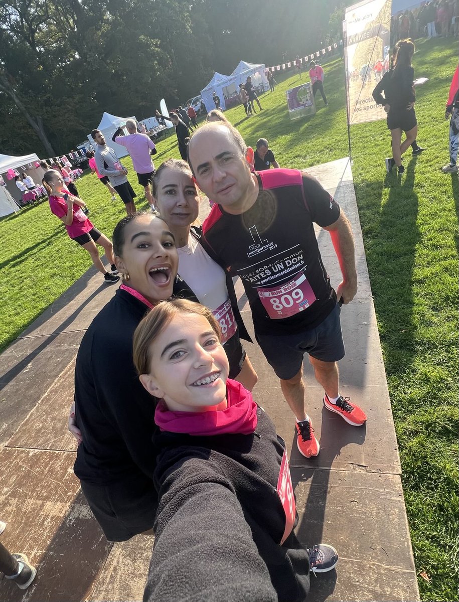 AlexandreZerbib's tweet photo. Supporting #breastcancer research with #runrose Meudon 🏃🏃🏃‍♀️🏃‍♂️ https://t.co/f5sEkgP373