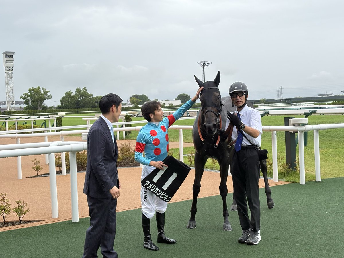SILKHCofficial's tweet image. 【今日の1枚】@京都競馬場
1番人気に応えて逃げ切った #アメリカンビキニ

昨年9月以来となる、待望の3勝目を挙げました✨

口取り式では、斉藤崇史調教師と団野大成騎手も満面の笑みを浮かべていましたよ！

皆様、おめでとうございました🎉

#silkhc
#京都競馬場