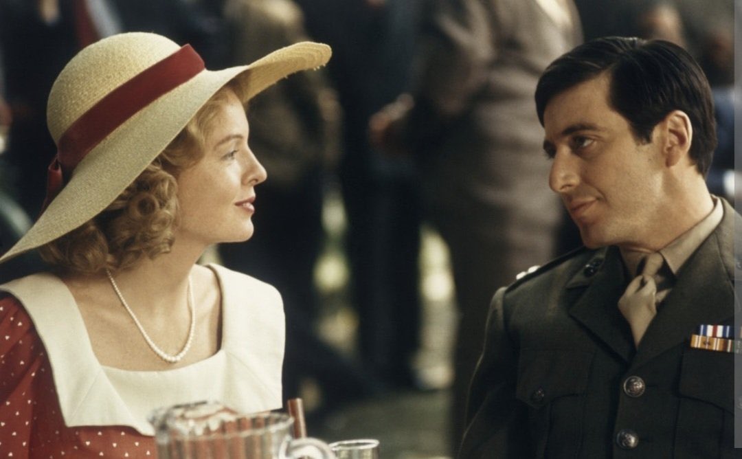 “Üniformasıyla sessizce oturuyordu. Kadın ise, savaşsız bir dünya gibi bakıyordu ona.”

✏️Erich Maria Remarque