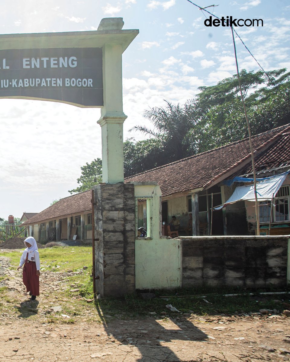 detikcom's tweet image. #THREAD

Belajar di halaman warga, siswa SDN Tegal Banteng tetap semangat. Renovasi sekolah memaksa mereka beradaptasi demi terus menimba ilmu.

Kamu bisa ikuti selengkapnya dalam #PictureStory di postingan ini!

#detikfoto #detikcom
