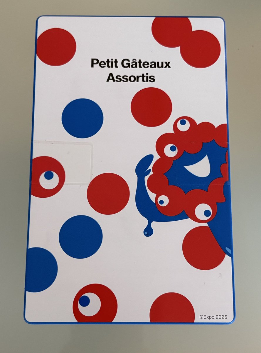 万博のお土産を頂きました😊✨
左側は #八ツ橋
右側は #アンリシャルパティシエ のマドレーヌ。最初見た時は可愛くないと思ってたミャクミャクも今は可愛い😂
行きたかったな〜、万博。
#ミャクミャク　#万博土産