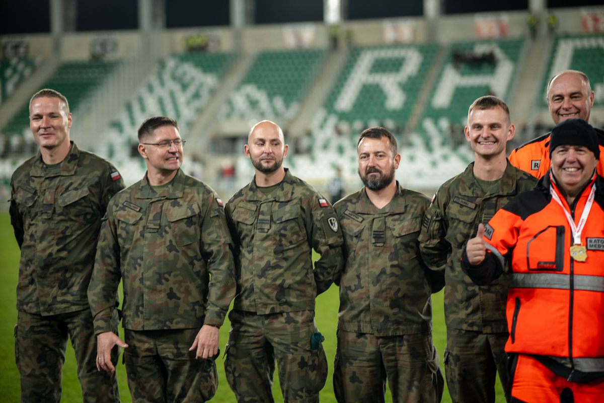 Unikatos's tweet photo. GRAMY DLA KAMILA!
Mecz charytatywny połączony z koncertem, w którym mieliśmy zaszczyt wesprzeć akcję od strony artystycznej. 💪
UnikatOs, VitoWS, DeBeJot, SOVA i Szosto 
Dziękujemy za wspólne emocje i solidarność!
#GramyDlaKamila #WojskoPolskie #Pomagamy #MuzykaŁączy https://t.co/bIpfTVR5NA