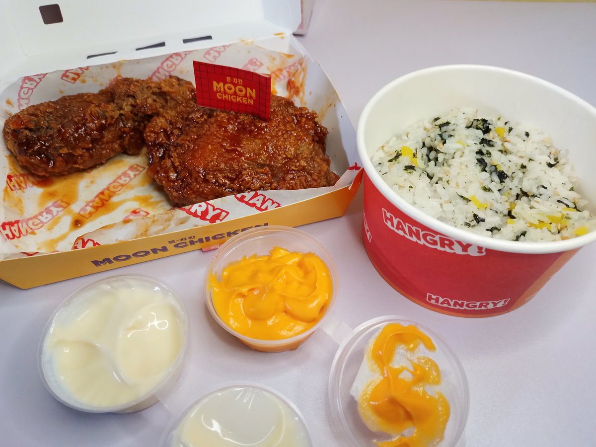 Nonton bias ku di drama bon appetit sambil ditemenin sama moon chicken, suka banget sama ayam bigbang yang pedes manis. Emang paling cocok sih buat nemenin drakoran😋