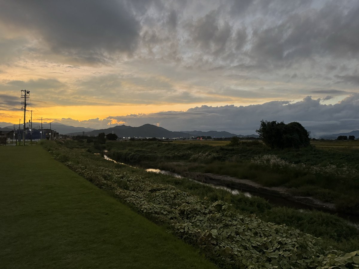 Studio on_siteという名前を掲げながら、可能な限り現場にいるように努めてきた。今回ソーラーパネルをつけた車の中にデスクトップとベットを入れ込み、24時間敷地にいることが出来るようになった。敷地の夕暮れがとてもよい。