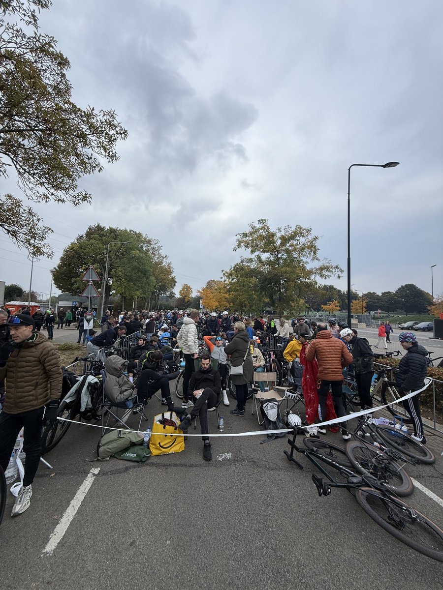Mooi beeld dit. Kamperen om de beste startplek te claimen.  In de leeftijdscategorieën is het eerste komt eerste maalt. Ruim vier uur voor de start hebben ze al hun plek ingenomen. #zuidlimburg2025 #GravelWorlds