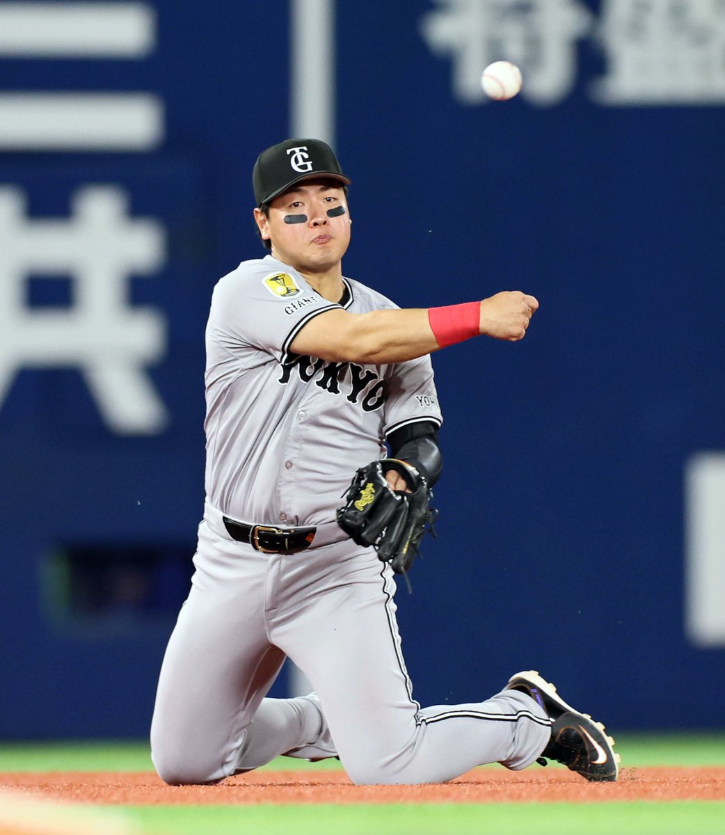 sanspo_giants's tweet photo. 【🔥#熱闘撮って出し📷】 

#岡本和真 選手、膝をついたまま送球し一塁をアウトにするファインプレー！（撮影・荒木孝雄、萩原悠久人）

#巨人 #ジャイアンツ #giants #サンスポ https://t.co/ZUXTIvJF1K