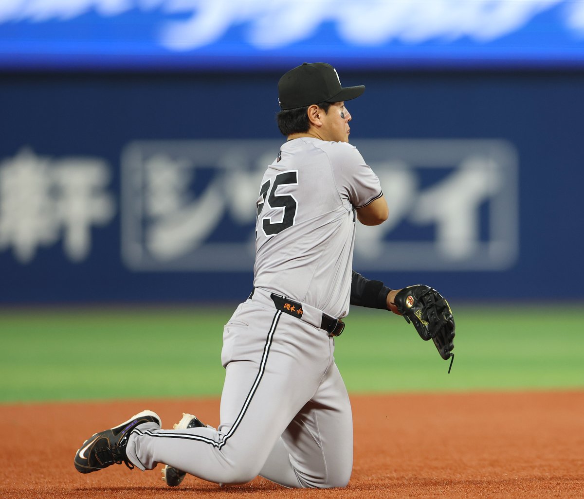 sanspo_giants's tweet photo. 【🔥#熱闘撮って出し📷】 

#岡本和真 選手、膝をついたまま送球し一塁をアウトにするファインプレー！（撮影・荒木孝雄、萩原悠久人）

#巨人 #ジャイアンツ #giants #サンスポ https://t.co/ZUXTIvJF1K