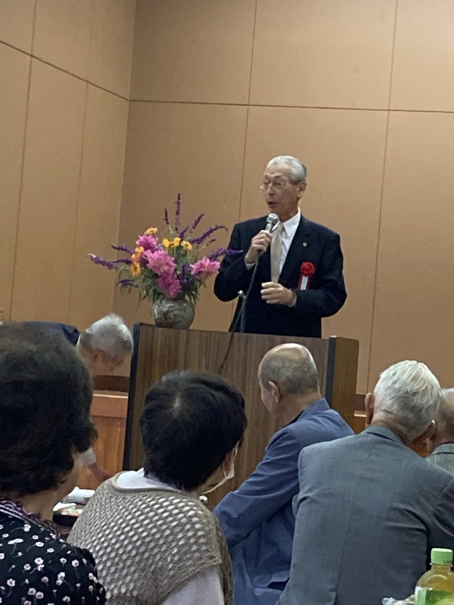 sachibaa24's tweet photo. [頑固親父と生きる]#764

今日は敬老会
珍しく市長も御臨席

自慢の剣舞だけあり
素晴らしい❣️

せっかく市長の剣舞なのに欠席者が多く

親父もその一人

昨年出演した民謡の会
今年は小5女子も入れて
7人、素晴らしい声量と三味線だが、ちょっと
よっぱらになる

来年も来るよ！だって

親父は柿もぎ https://t.co/TOBUALKJ1t