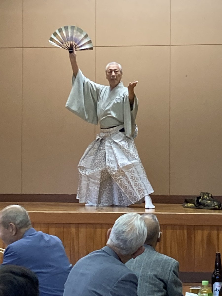 sachibaa24's tweet photo. [頑固親父と生きる]#764

今日は敬老会
珍しく市長も御臨席

自慢の剣舞だけあり
素晴らしい❣️

せっかく市長の剣舞なのに欠席者が多く

親父もその一人

昨年出演した民謡の会
今年は小5女子も入れて
7人、素晴らしい声量と三味線だが、ちょっと
よっぱらになる

来年も来るよ！だって

親父は柿もぎ https://t.co/TOBUALKJ1t