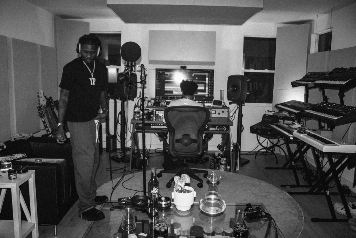 Munaco1942's tweet image. @PsychoYP gearing up for the first single off his next project 
#letsgo