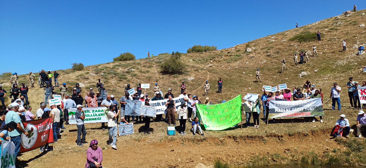 Sivas'ın Zara ilçesi Dipsizgöl Köyü Maden Davası'nda köylüler, hukuki, bilimsel ve ekolojik açıdan eksiklikleri olan raporun reddini ve yeni bir bilirkişi incelemesi yapılmasını talep ediyorlar.

​Bilirkişi raporunda; su varlıkları, heyelan tehlikesi ve firmanın 40 yıllık ihlal